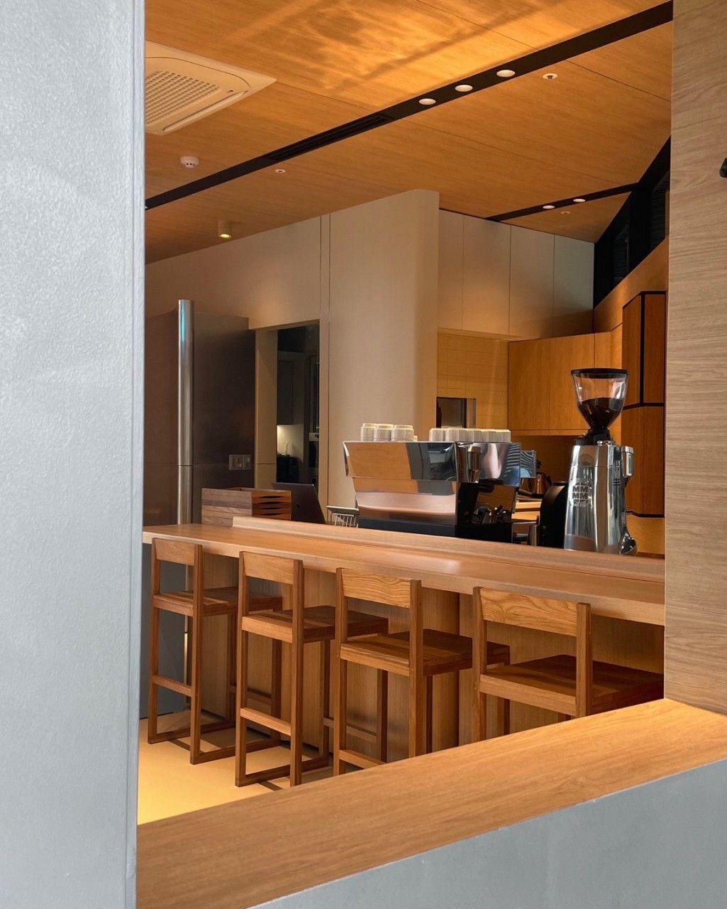 내부는 우드톤의 따뜻한 분위기로 꾸며졌다. / 출처: 어로드사이드 네이버지도 업체 등록 