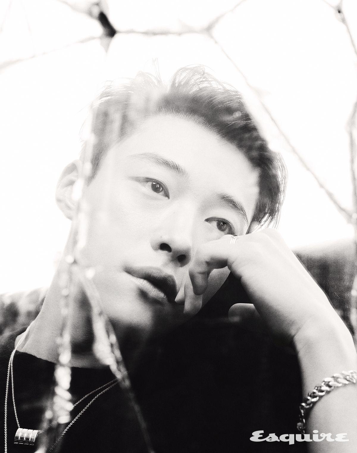 톱 렉토. 팬던트 네크리스, 링 모두 넘버링. 롱 네크리스, 브레이슬릿 모두 톰 우드.