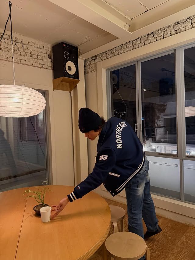 평소 즐겨 입는 옷장 속 아이템과 매치해 데일리한 바시티 재킷 룩을 선보인 홍태준. / 이미지 출처: 인스타그램 @300ver 