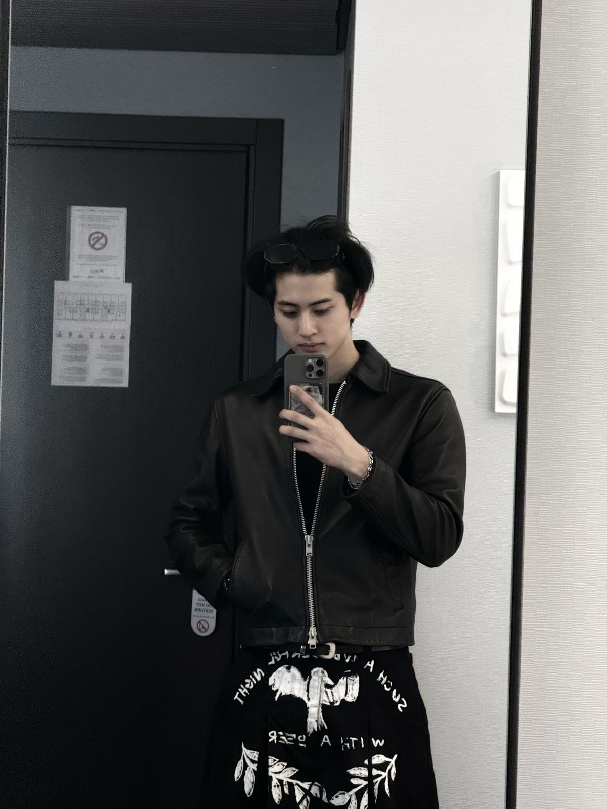 심플하고 클린한 올블랙 룩으로 S/S 시즌에 강렬한 존재감을 더한 형석 / 이미지 출처: 인스타그램 @younite_bnm