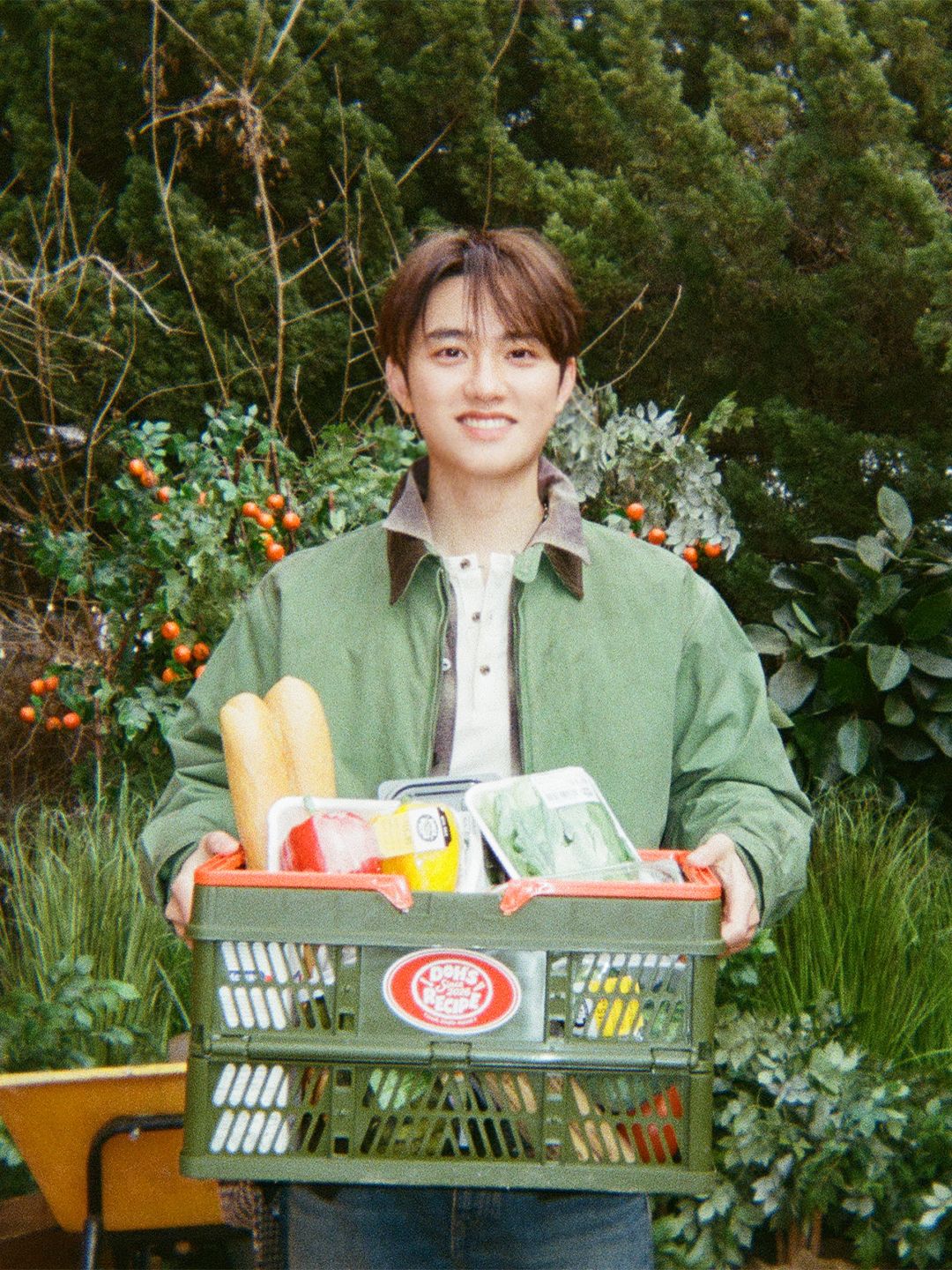 올리브 그린의 워크 재킷에 체크 플란넬을 레이어링해 편안한 봄 무드를 완성한 도경수 / 이미지 출처: 클렙엔터테인먼트