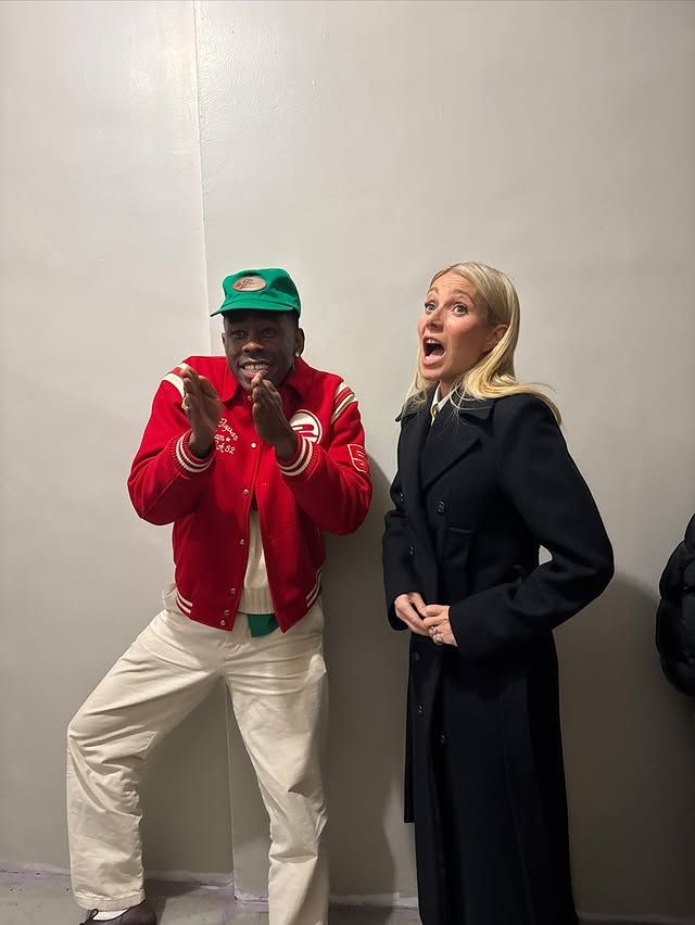 바시티 재킷 스타일링에서도 시그너처 버튼 업 스타일과 맥시멀한 액세서리 착용은 필수다. / 이미지 출처: 인스타그램 @feliciathegoat 