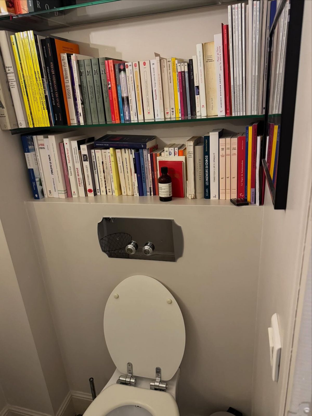 일상 루틴에 늘 책을 가까이에 두고 지내는 홍진경. 이미지 출처 : 인스타그램 @jinkyunghong