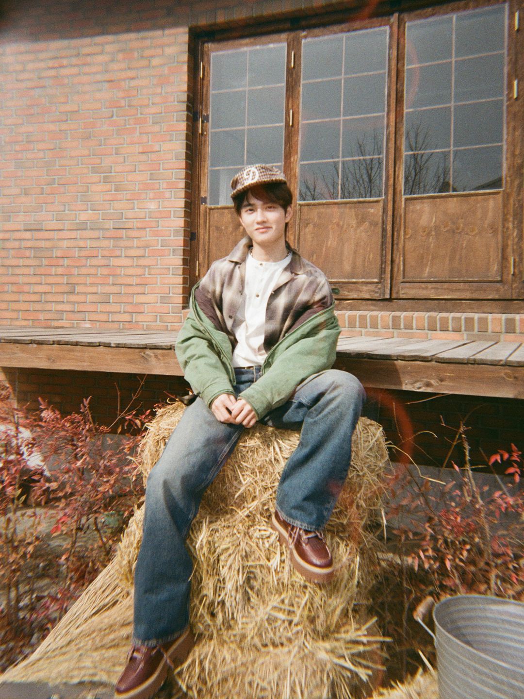 체크 플란넬을 이너로 활용해 올리브 그린 워크 재킷의 담백한 매력을 살린 도경수 / 이미지 출처: 클렙엔터테인먼트