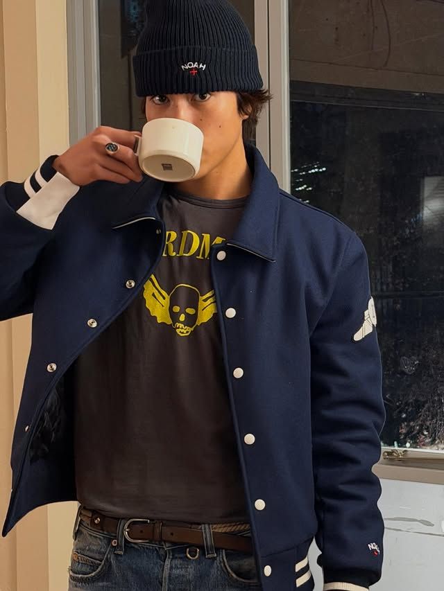 평소 즐겨 입는 옷장 속 아이템과 매치해 데일리한 바시티 재킷 룩을 선보인 홍태준. / 이미지 출처: 인스타그램 @300ver 