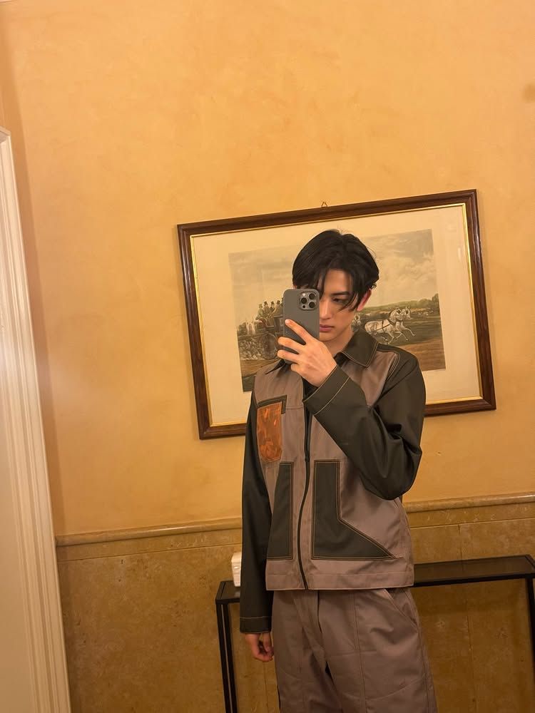 가죽 패널 디테일의 유틸리티 재킷으로 모노크롬 토프 셋업에 엣지를 더한 형석 / 이미지 출처: 인스타그램 @younite_bnm