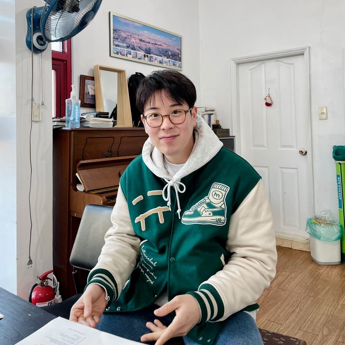 패치와 로고가 큼지막한 디테일의 재킷을 선택해 캐주얼한 매력을 극대화했다. / 이미지 출처: 인스타그램 @pyojihoon_official