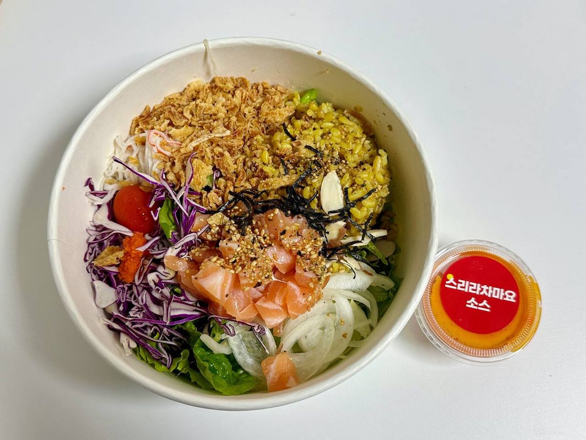 강황 가루가 뿌려진 잡곡밥이 특징인 연어 포케 / 이미지 출처: 필자 촬영
