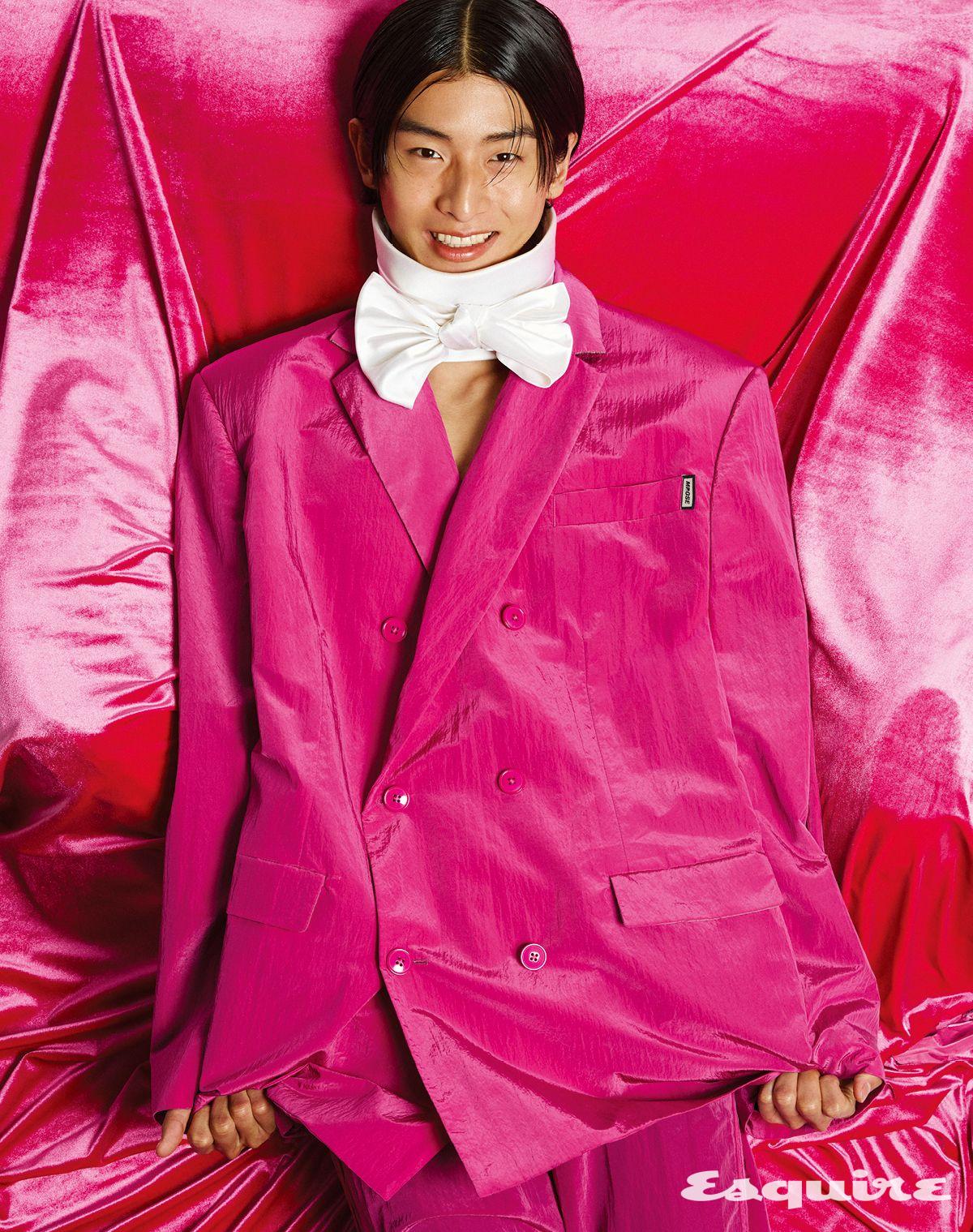 스키 라이너 더블브레스티드 재킷 232만원, 테일러드 트랙 팬츠 105만원 모두 마틴 로즈 by 아데쿠베. 실크 맨 보타이 가격 미정 디올. 