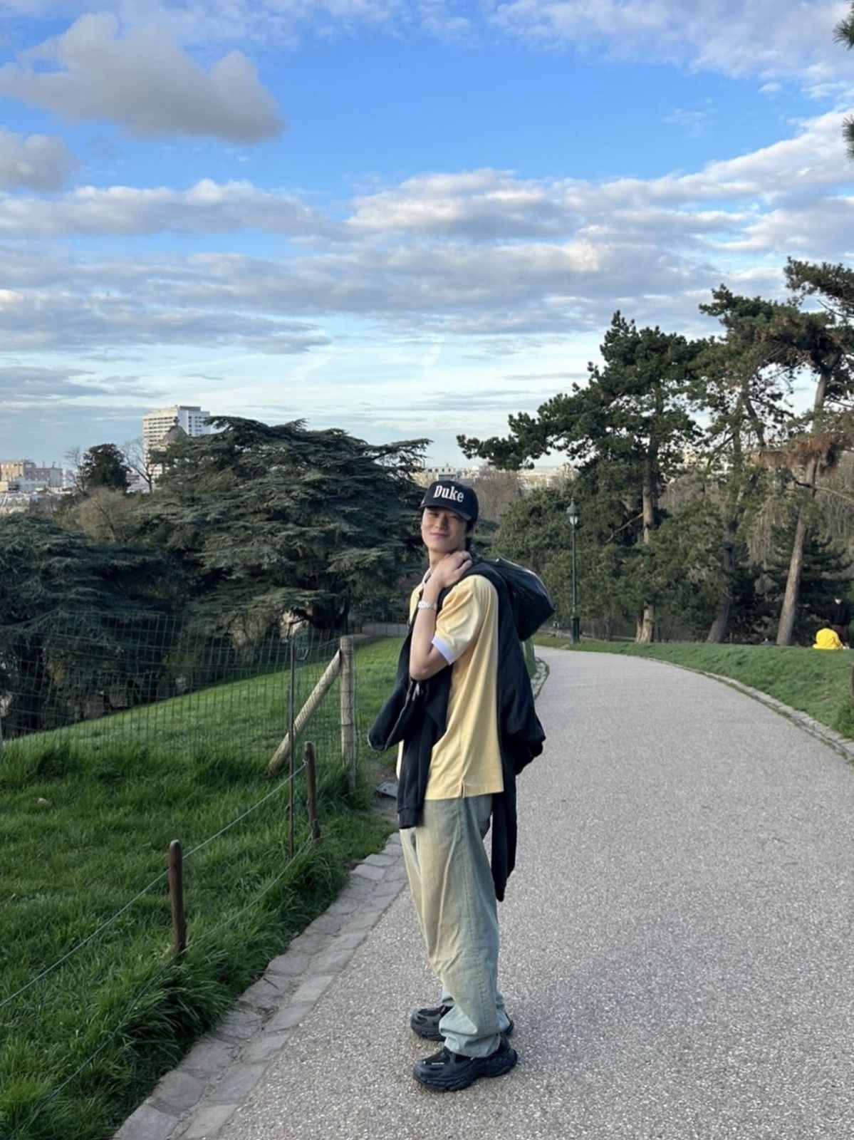 프랑스 파리의 뷔트 쇼몽 공원에서 피크닉을 즐기고 있는 주연의 모습. / 이미지 출처: 인스타그램 @ tbzuyeon