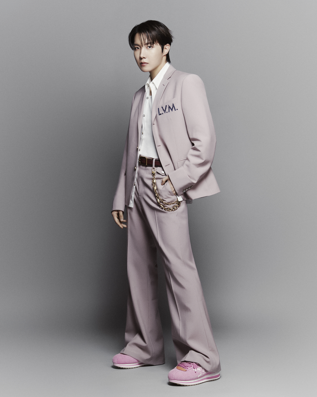 퍼렐과 제이홉이 협업한 'LV 버터 소프트 스니커즈'를 착용한 J-HOPE.