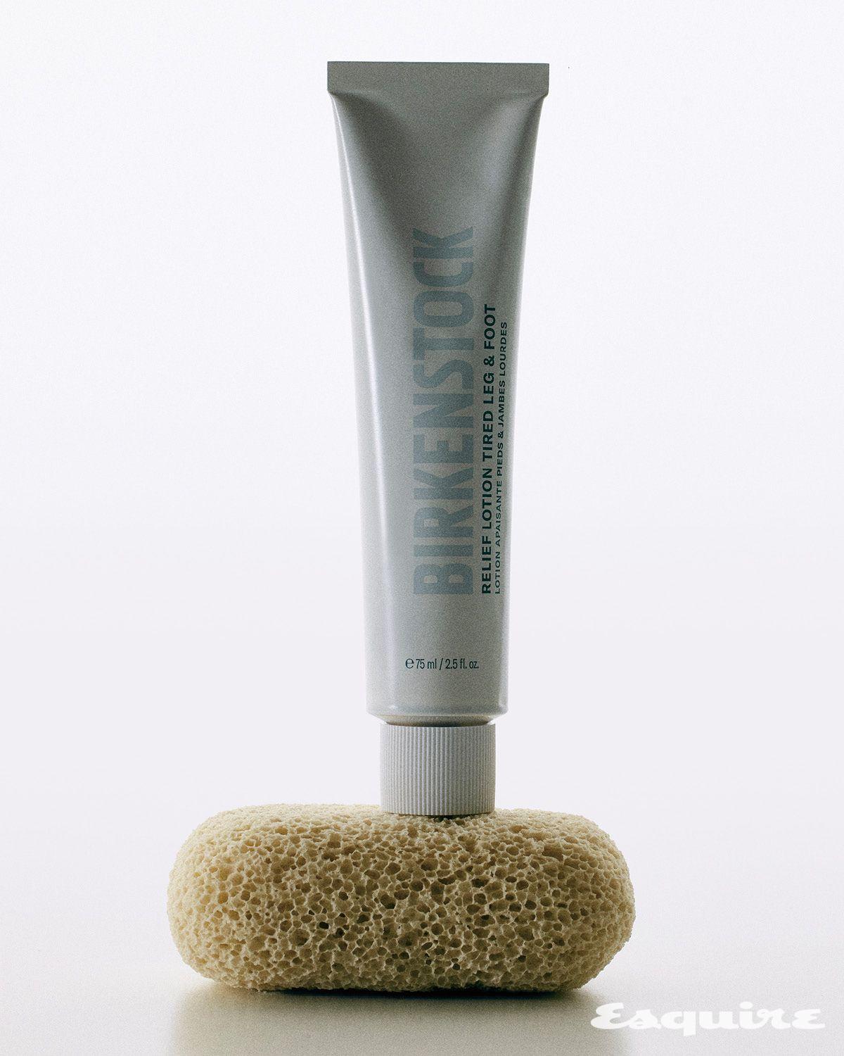 멘톨과 유칼립투스 오일을 함유한 쿨링 크림이 피부를 상쾌하게 가꿔주는 릴리프 레그 & 풋 로션 75mL/3만9000원, 발 각질 제거와 피붓결 정돈을 돕는 스무딩 퍼미스 스톤 1만5500원 모두 버켄스탁.