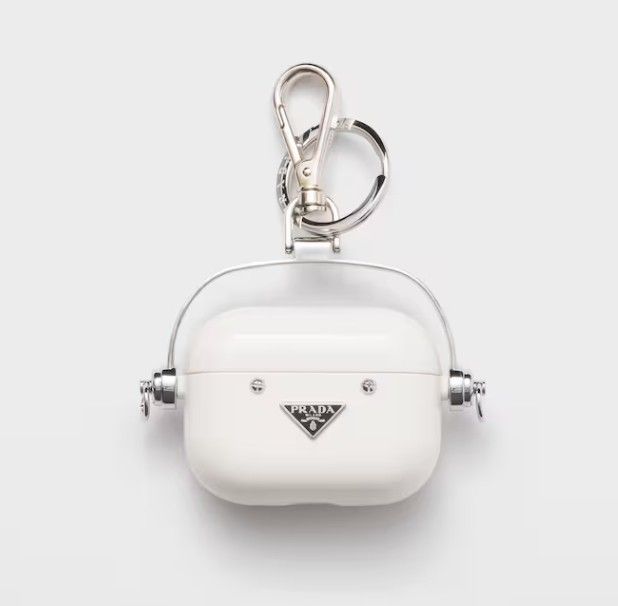 곳곳에 프라다의 정체성이 녹아든 키링 / 이미지 출처: prada.com
