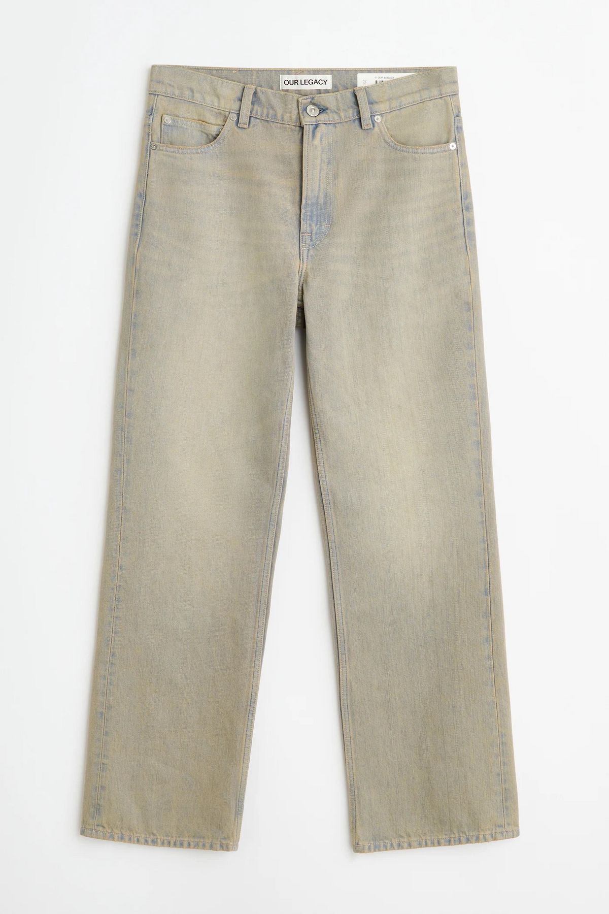 잘 빠진 워싱과 때가 탄 듯한 빈티지 디테일의 데님은 필수 / 이미지 출처: 아워레가시.