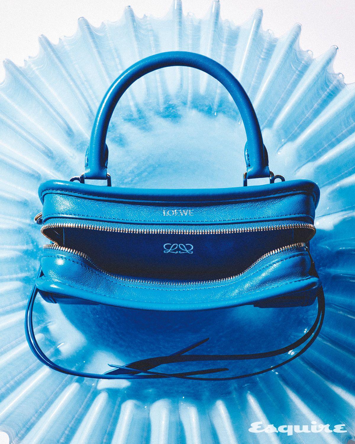 올림픽 블루 미니 아마조나 180 백 390만원 로에베.