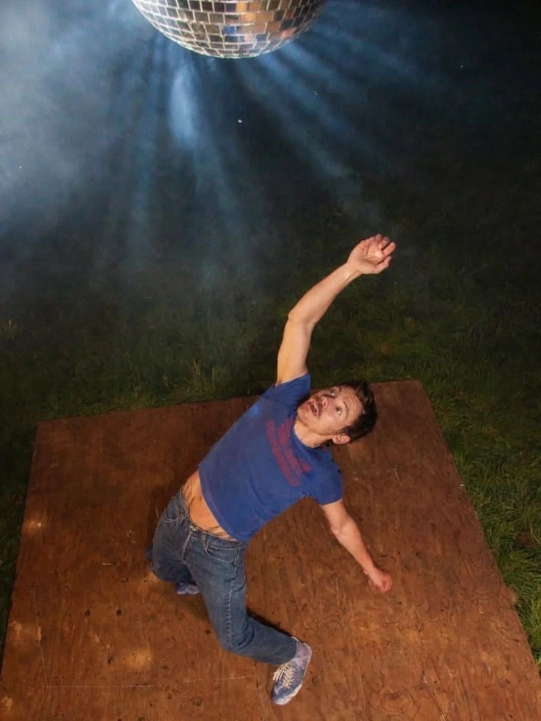 해리 스타일스가 선택한 데님은 스트레이트 실루엣의 빈티지 데님 / 이미지 출처: 해리 스타일스.