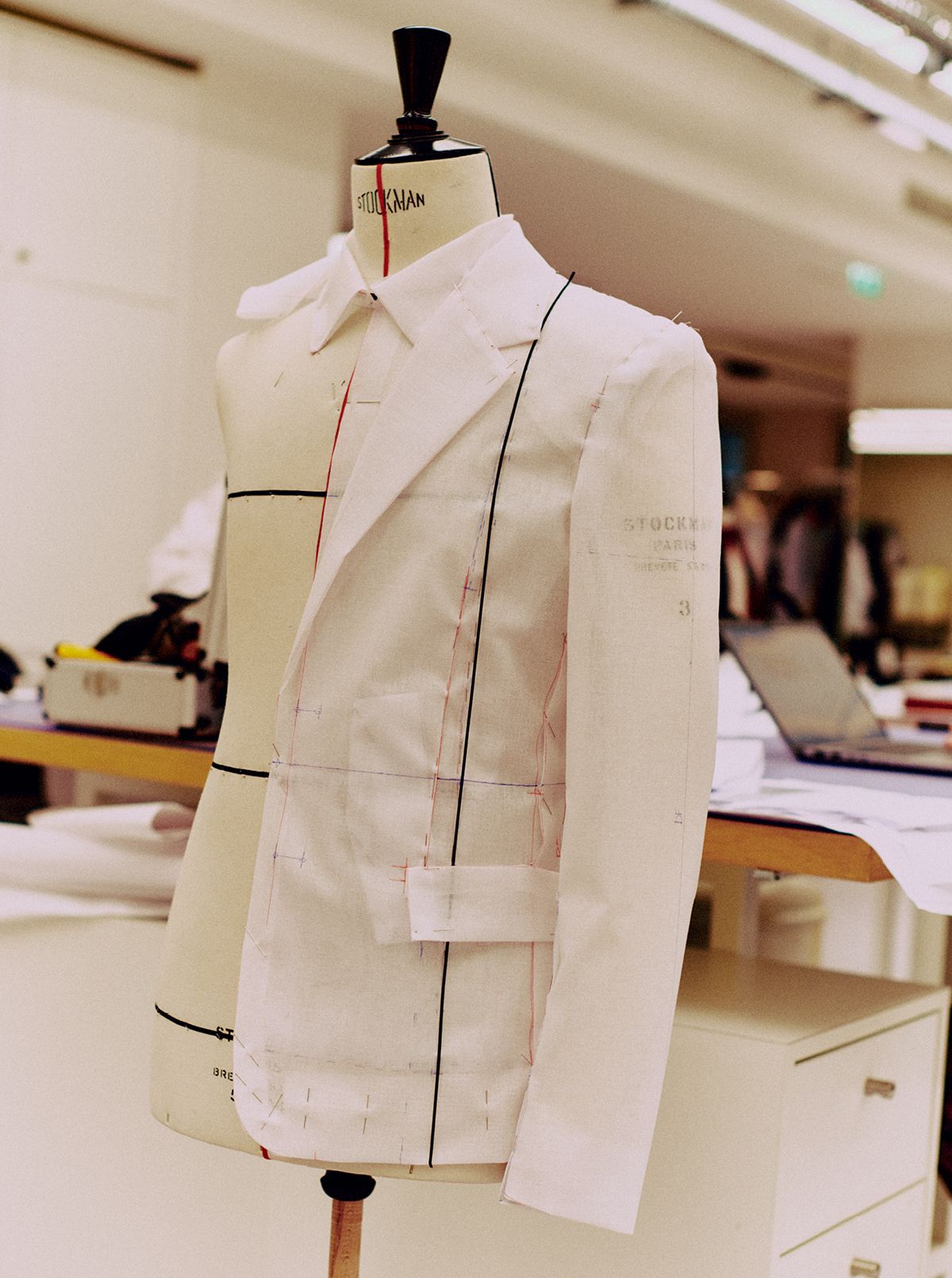  컬렉션이 만들어지는 과정과 제작 중인 샘플 의상. 