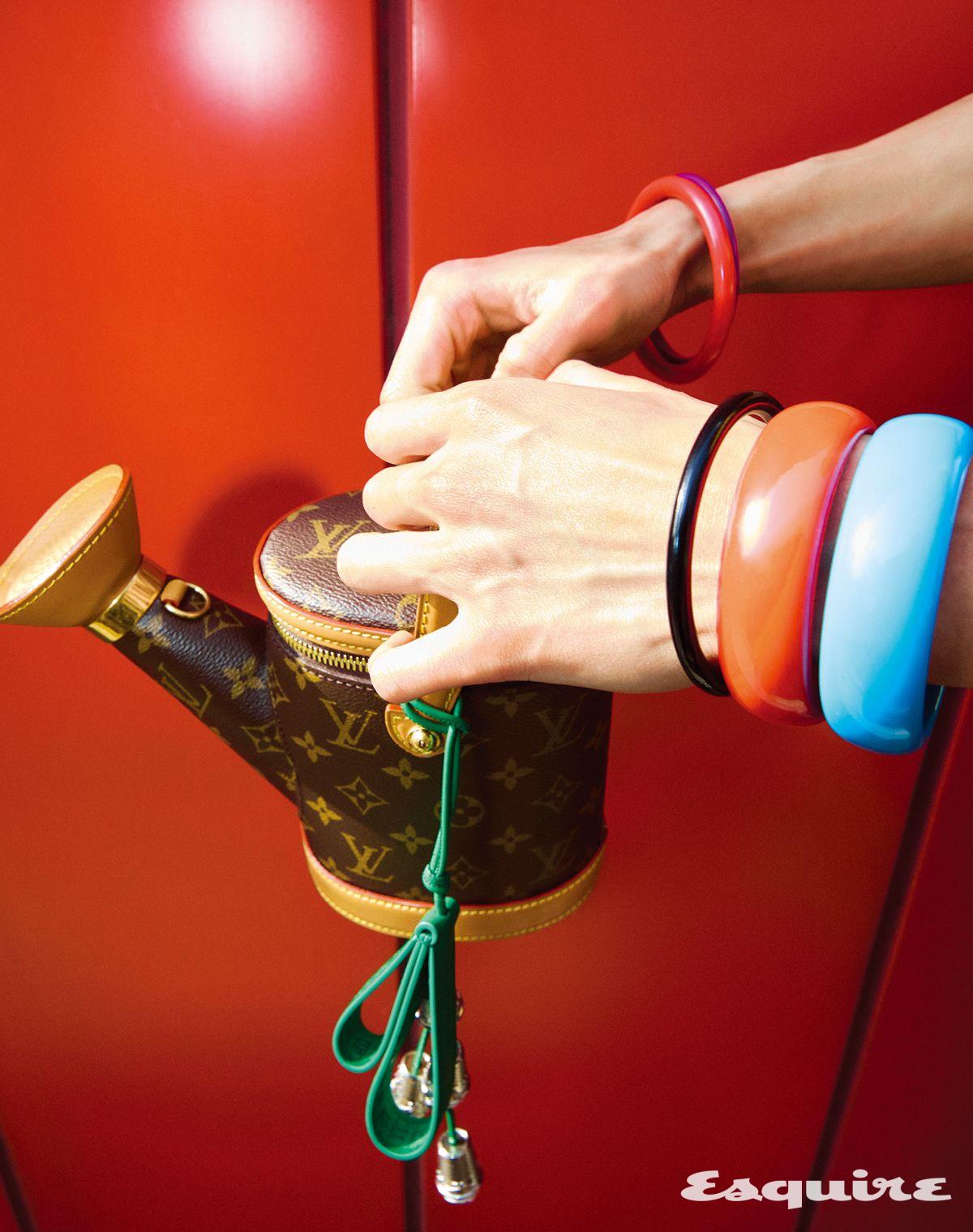 워터링 캔 백 가격 미정 루이 비통. 릴리 오브 더 밸리 맨 백 참 가격 미정 디올. 뱅글 모두 가격 미정 벨앤누보.