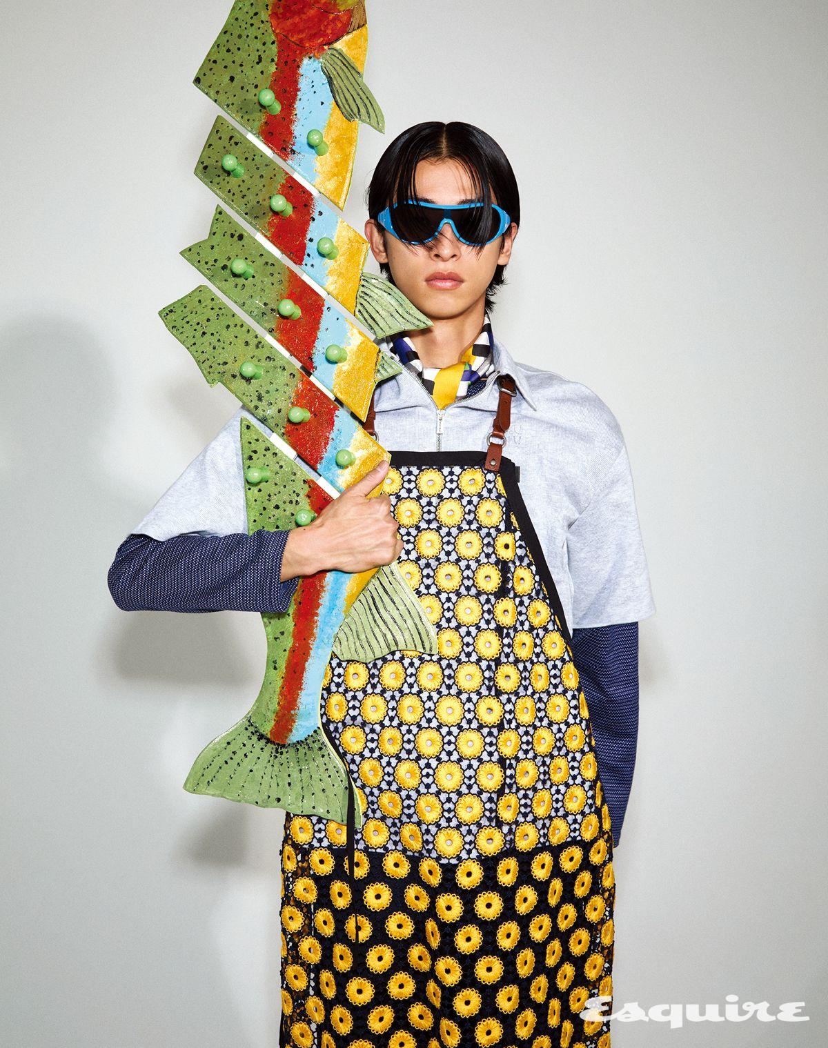 크로셰 앞치마, 폴로셔츠, 티셔츠, 선글라스, 스카프 모두 가격 미정 미우미우. 레인보우 살몬 행어 76만원 옐로 히피스.