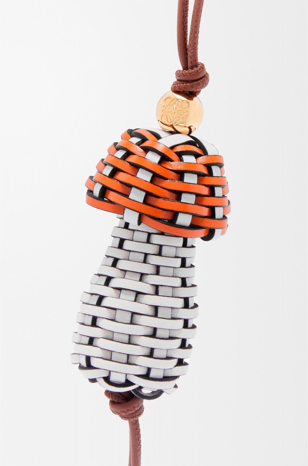 로에베 특유의 공예적 디테일이 담긴 백 참 / 이미지 출처: loewe.com