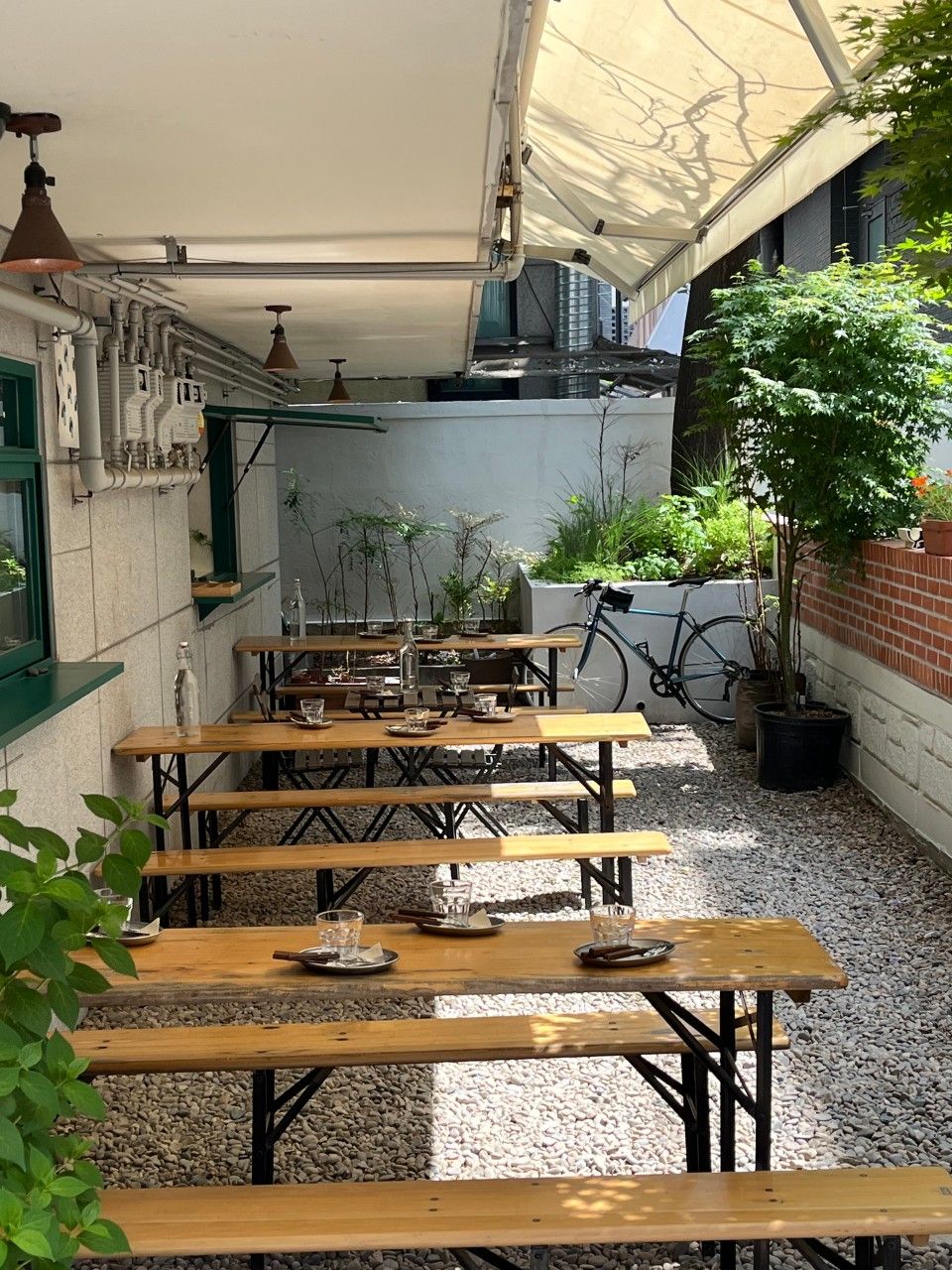 테라스석을 갖춰 날씨가 좋은 날에는 야외에서 식사를 즐기기 좋다. / 출처: 핀치브런치바 네이버지도 업체 등록