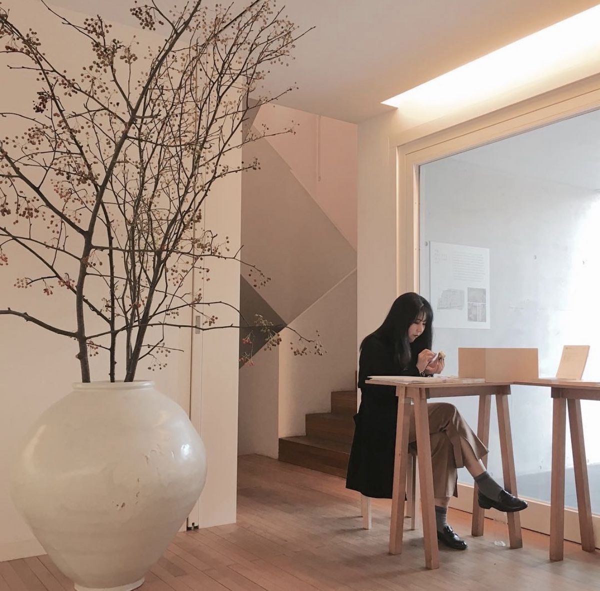 통의동 아름지기 사옥 달항아리와 같이 있는 필자 / 이미지 출처: @honeism