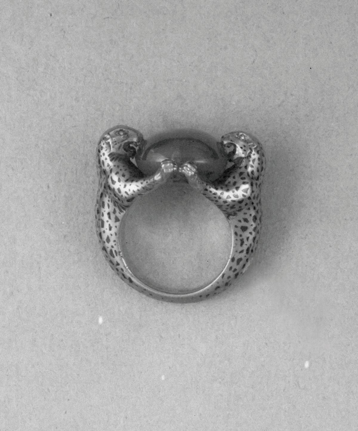 두 개의 팬더가 보석을 받들고 있는 디자인의 반지. Archives Cartier Paris © Cartier