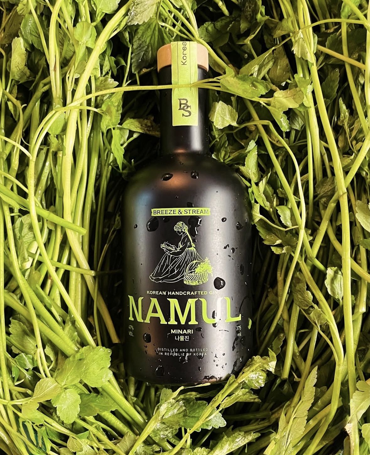 봄의 초록빛을 그대로 증류한 듯한 나물진 / 이미지 출처: 해당 양조장 제공