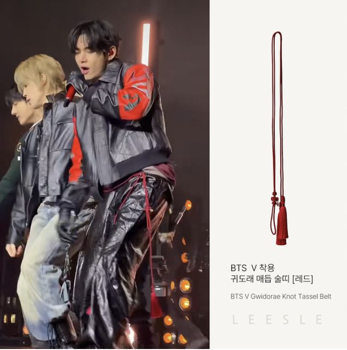 '연결과 인연'을 뜻하는 귀도리 매듭이 지어진 붉은색의 술띠를 허리에 착용한 뷔 / 이미지 출처: 리슬