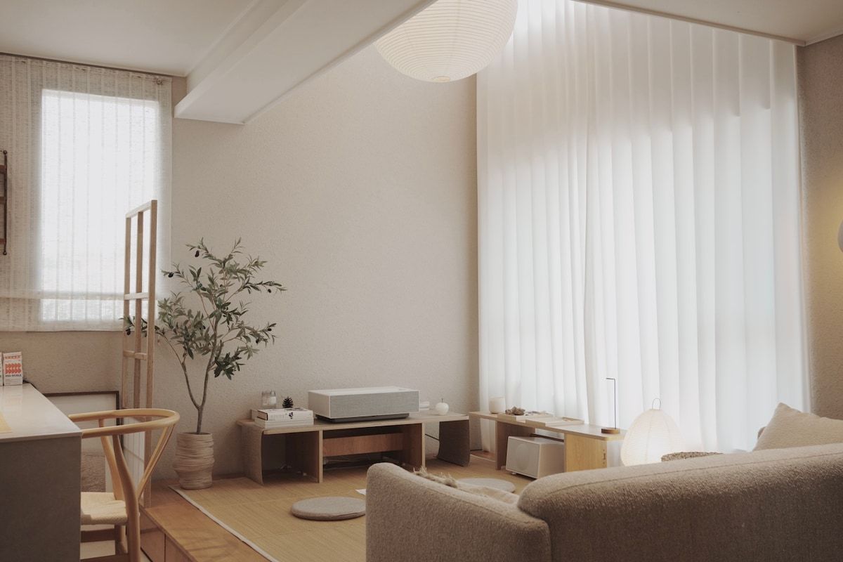 가벼운 커튼과 비워낸 구조는 봄의 빛을 그대로 받아들이는 공간을 만든다. / 이미지 출처: 언스플래쉬