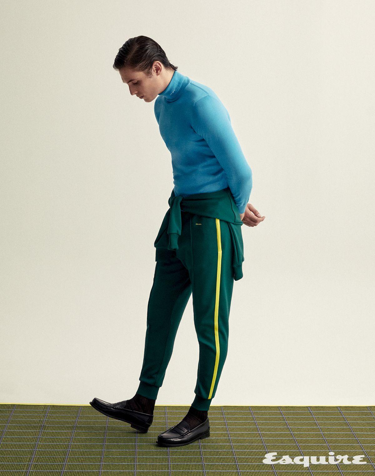 톱, 재킷, 팬츠, 슈즈 모두 프라다. 카펫 ROLS.