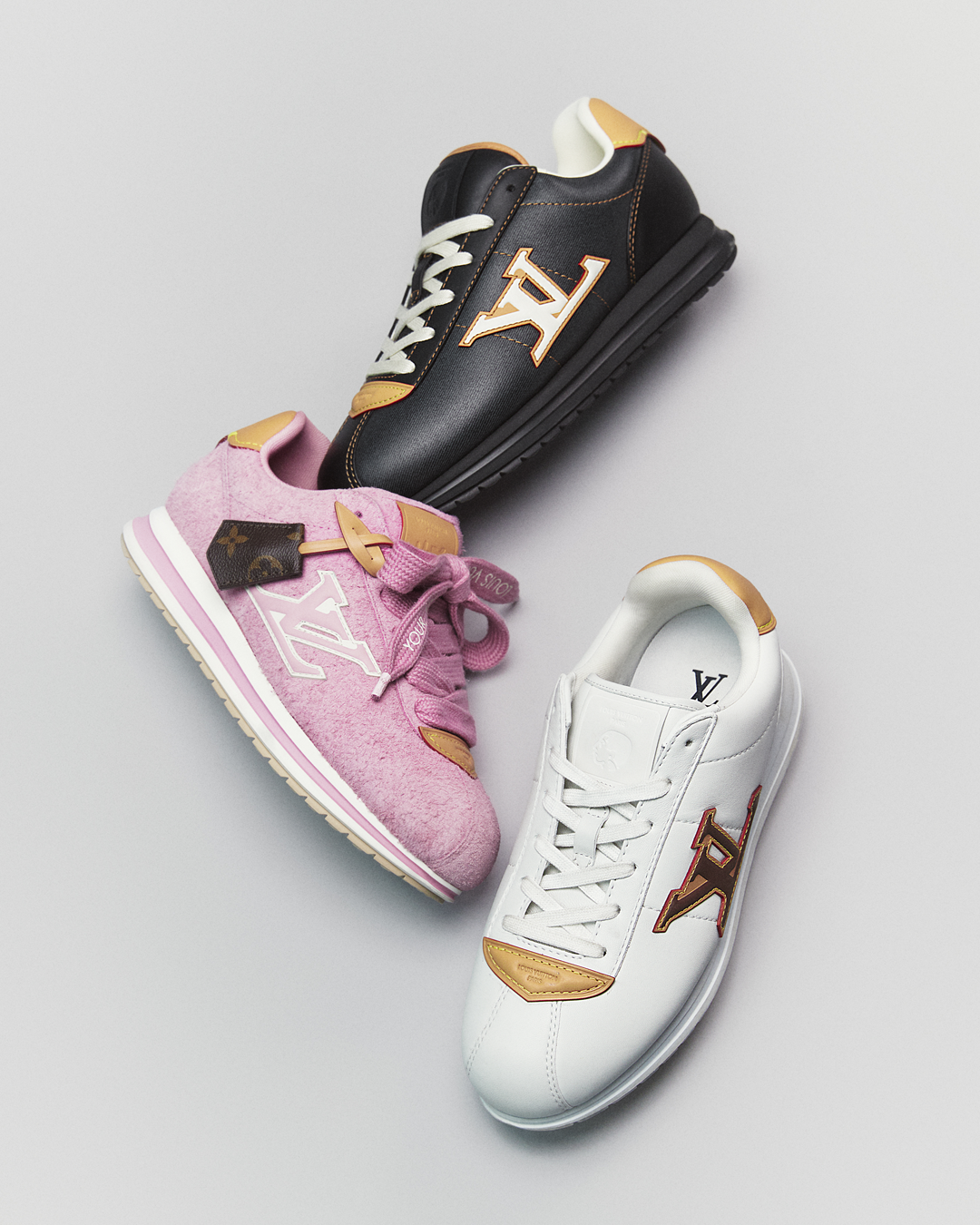 제이홉의 사인이 새겨진 'LV 버터 소프트 스니커즈'.