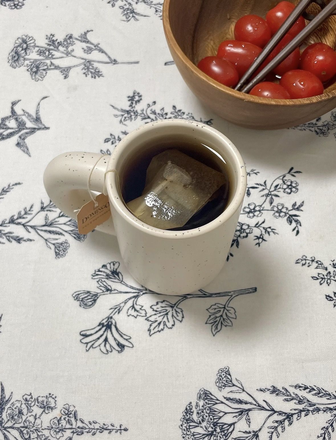 머그컵 안에서 티백이 우러나는 모습. 투명했던 물이 호박색으로 물들어간다. / 이미지 출처: 필자 촬영