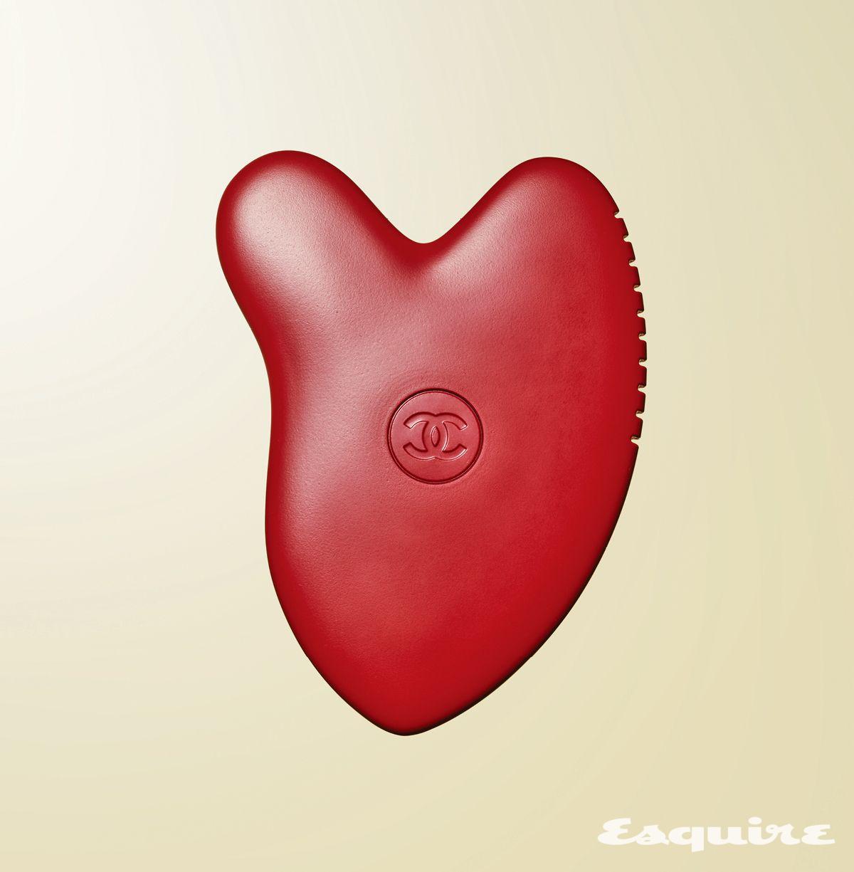 동백 씨앗 껍질과 나무 등 인체에 무해한 소재를 사용했다. V존을 따라 입술, 턱, 코 주변을 부드럽게 밀어 피부를 끌어 올린다. 모공 관리가 필요할 때는 홈이 파인 부분을 이용해 마사지한다. 넘버원 드 샤넬 마사지 액세서리 6만원 샤넬 뷰티.