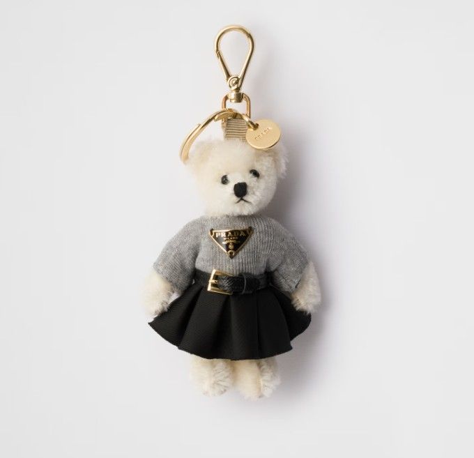 곳곳에 프라다의 정체성이 녹아든 키링 / 이미지 출처: prada.com