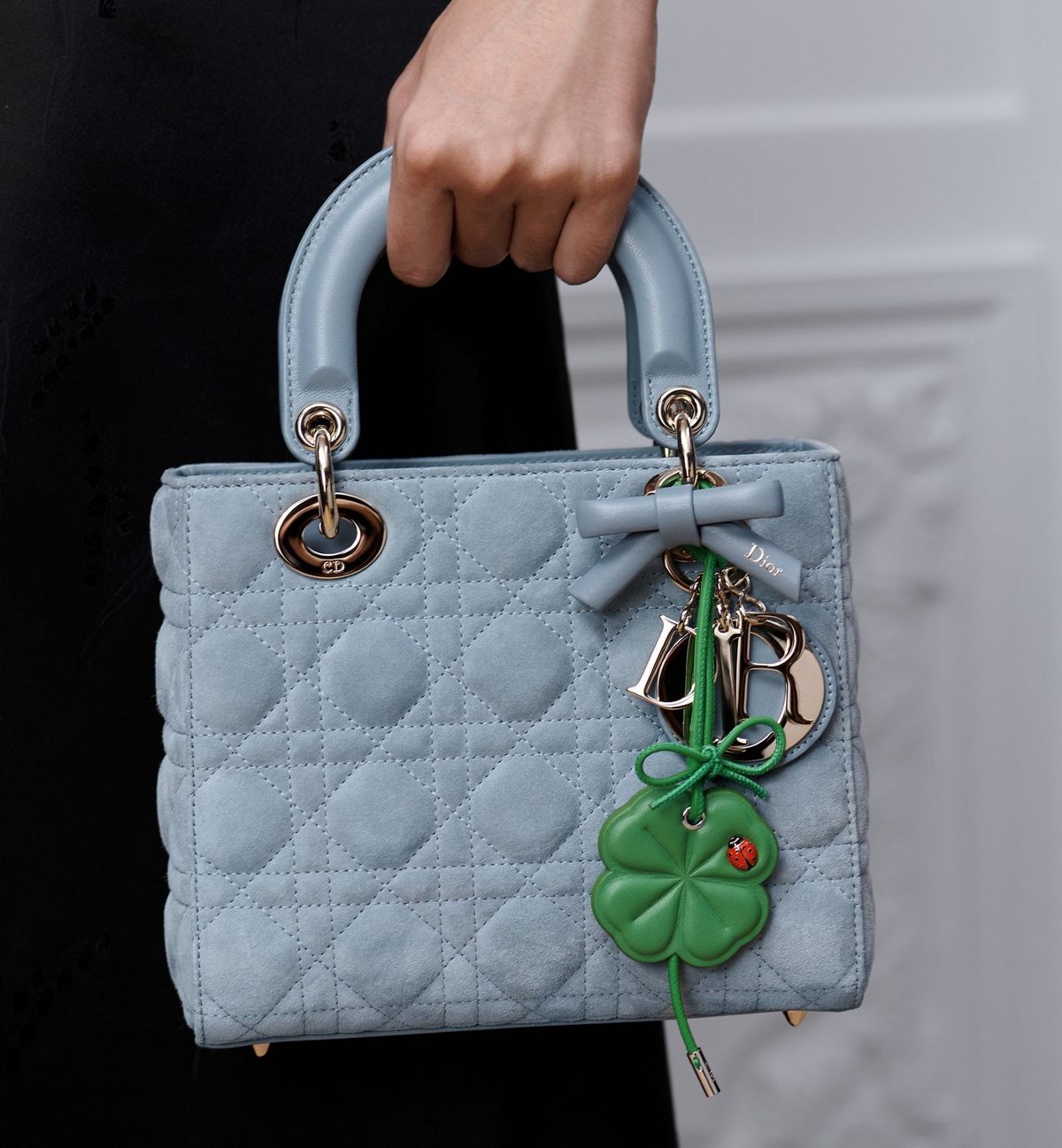 앙증맞은 디올 백 참 / 이미지 출처: dior.com