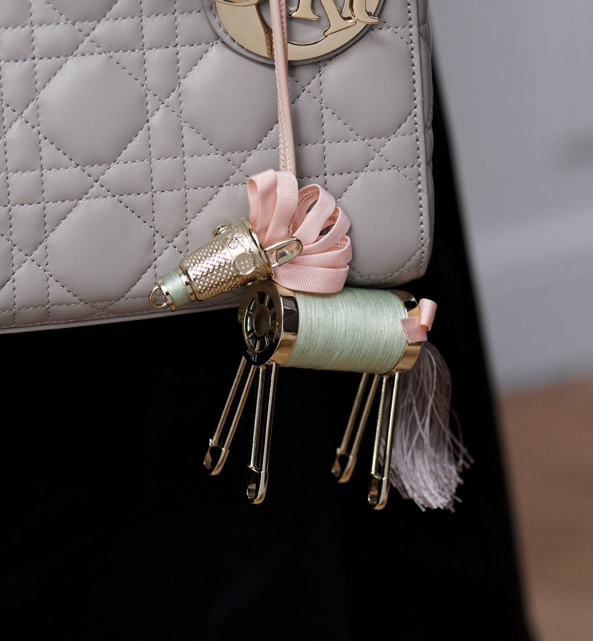 앙증맞은 디올 백 참 / 이미지 출처: dior.com