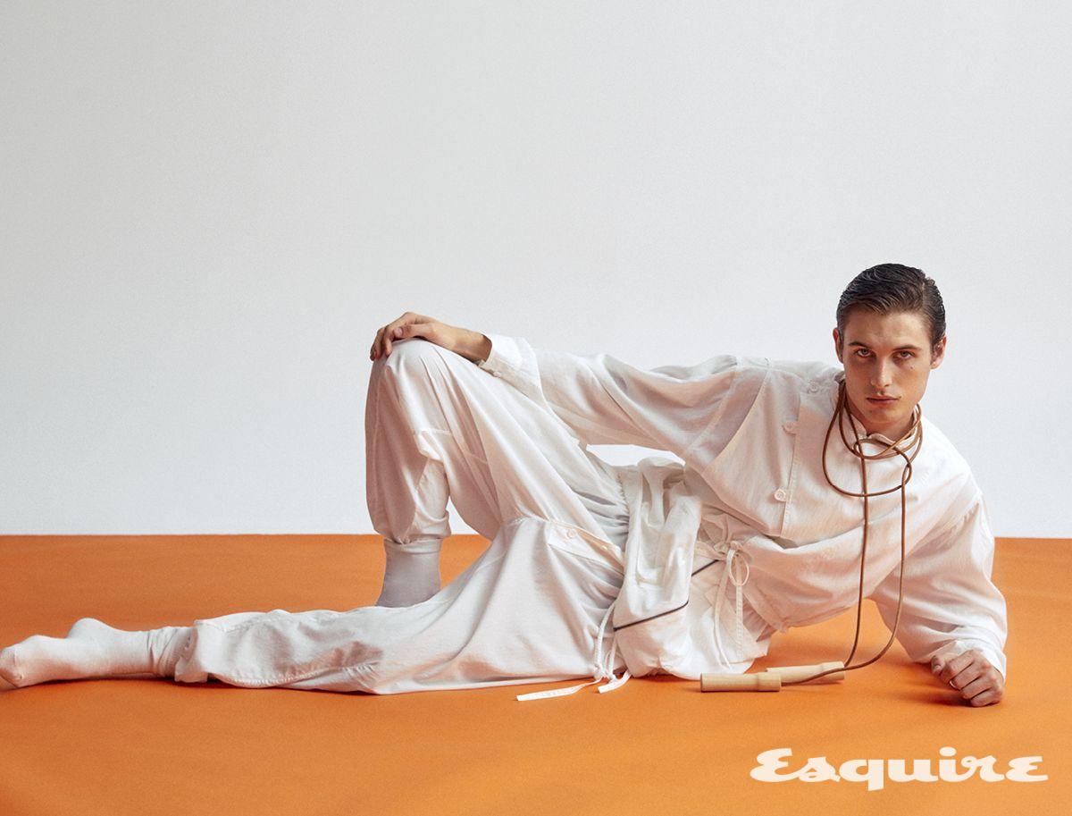 셔츠, 팬츠 모두 이자벨 마랑. 