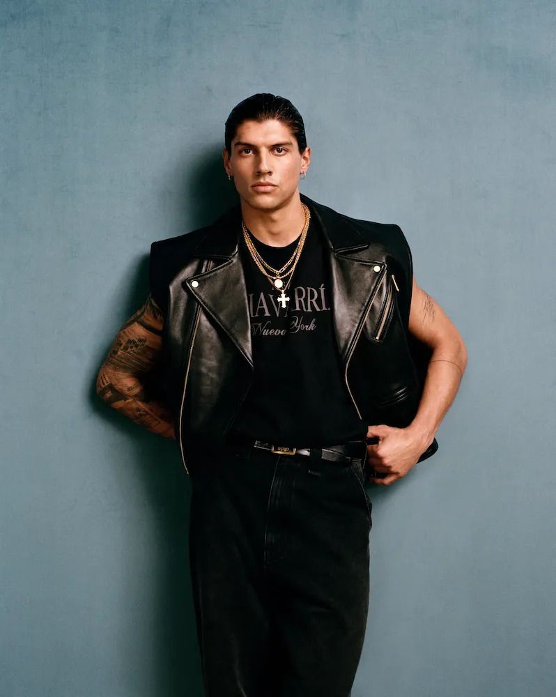 윌리 차바리아의 볼드하며 낭만적인 실루엣을 잃지 않은 콜라보레이션 제품들 | 출처: ZARA