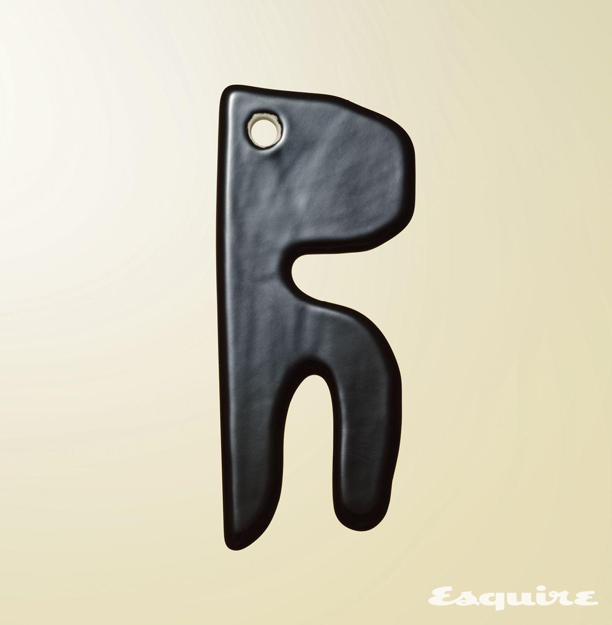 1250℃ 이상의 고온에서 구워 내구성이 뛰어나며, 매끈한 그립감과 60g의 가벼운 무게, 얇은 두께가 특징이다. 굴곡진 라인을 활용해 쇄골, 턱, 관자놀이 등의 혈액순환을 돕는다. 세라믹 괄사 3만5000원 알보우.