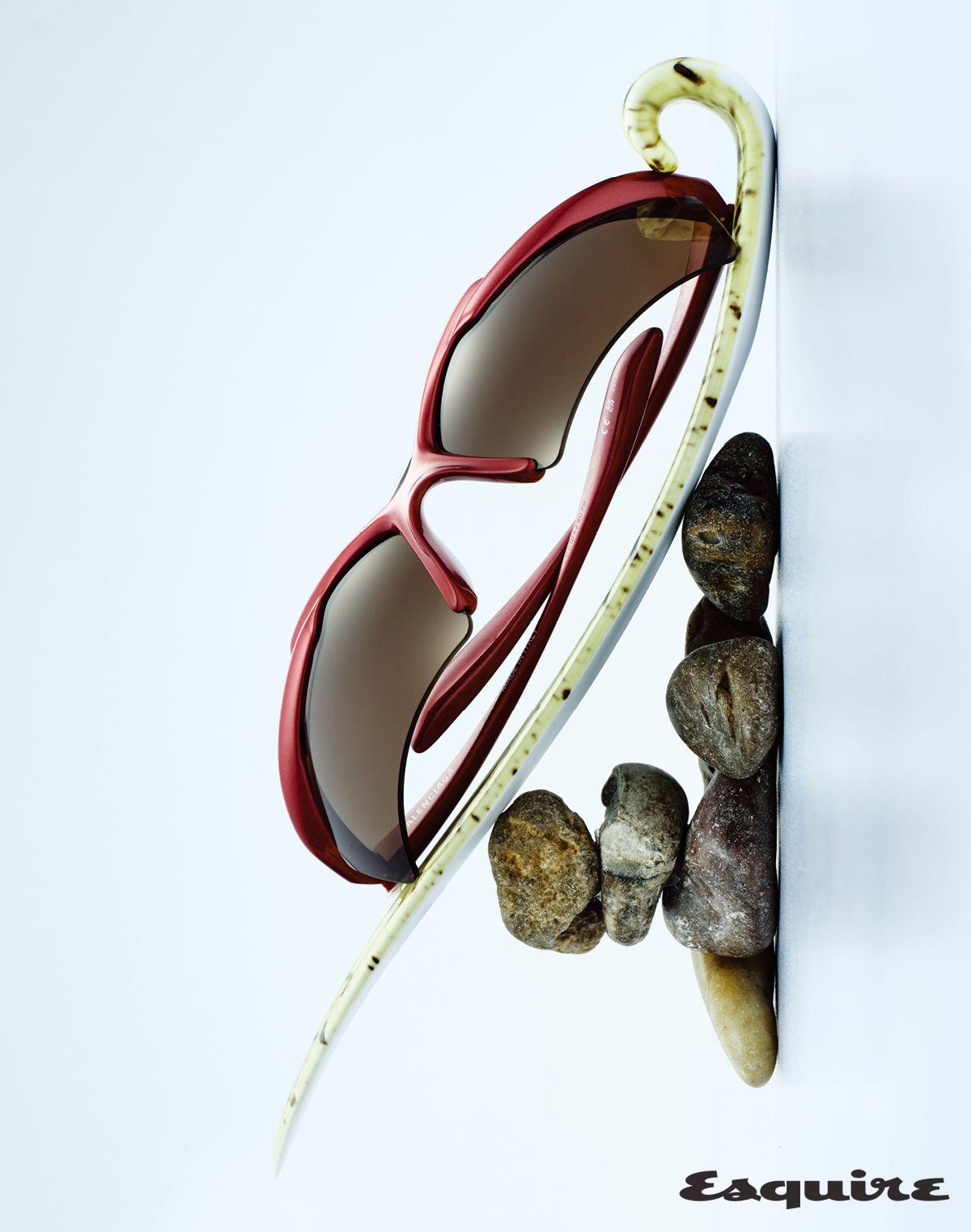 인젝티드 플라스틱 소재로 제작해 가벼운 무게를 자랑하는 스포티한 스타일의 레드 컬러 선글라스 66만5000원 발렌시아가 by 케어링 아이웨어.