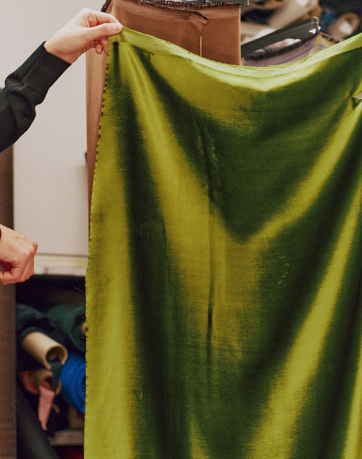  컬렉션이 만들어지는 과정과 제작 중인 샘플 의상. 