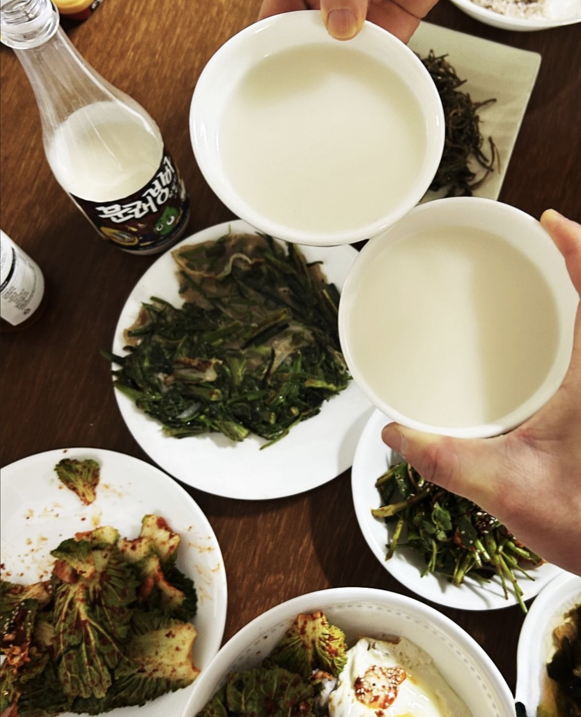 봄나물과 함께 마시는 막걸리 / 이미지 출처: 해당 양조장 제공