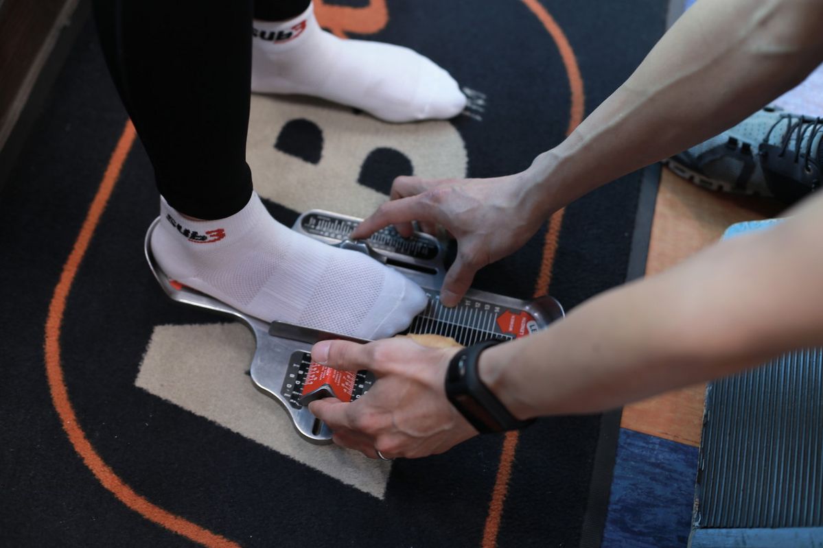 발의 길이와 넓이 모두 꼼꼼히 측정한 뒤 장비를 이용한다. / 이미지 출처: 런너스클럽 네이버 예약 사이트