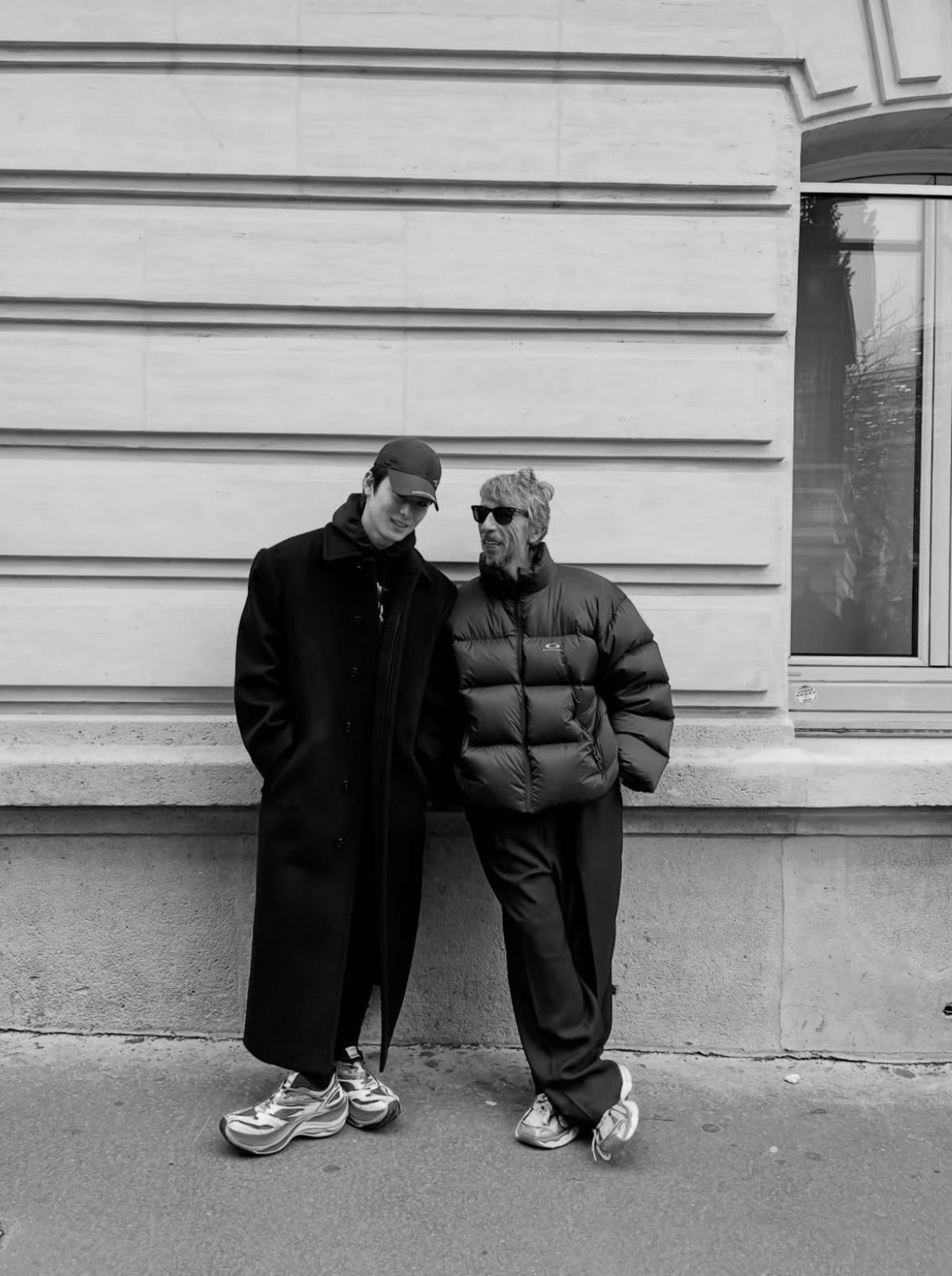 26 FW 파리 패션위크 중 발렌시아가 크레이티브 디렉터인 피에르파올로 피촐리와 사진을 찍은 주연의 모습. / 이미지 출처: 인스타그램 @ tbzuyeon