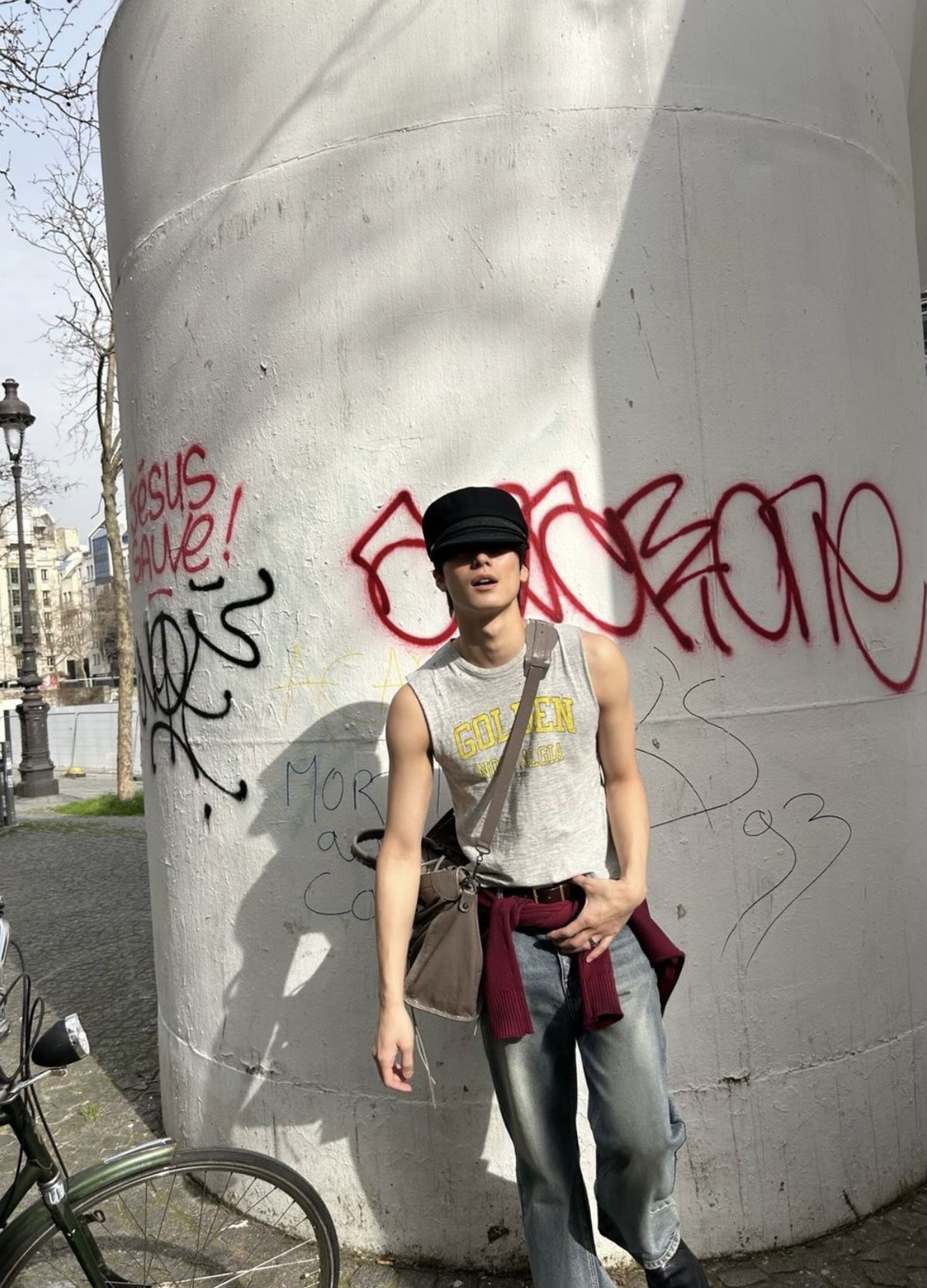 26 FW 파리 패션위크 중 파리 부근 카페에서 여유로운 일상을 보내고 있는 주연의 모습. / 이미지 출처: 인스타그램 @ tbzuyeon