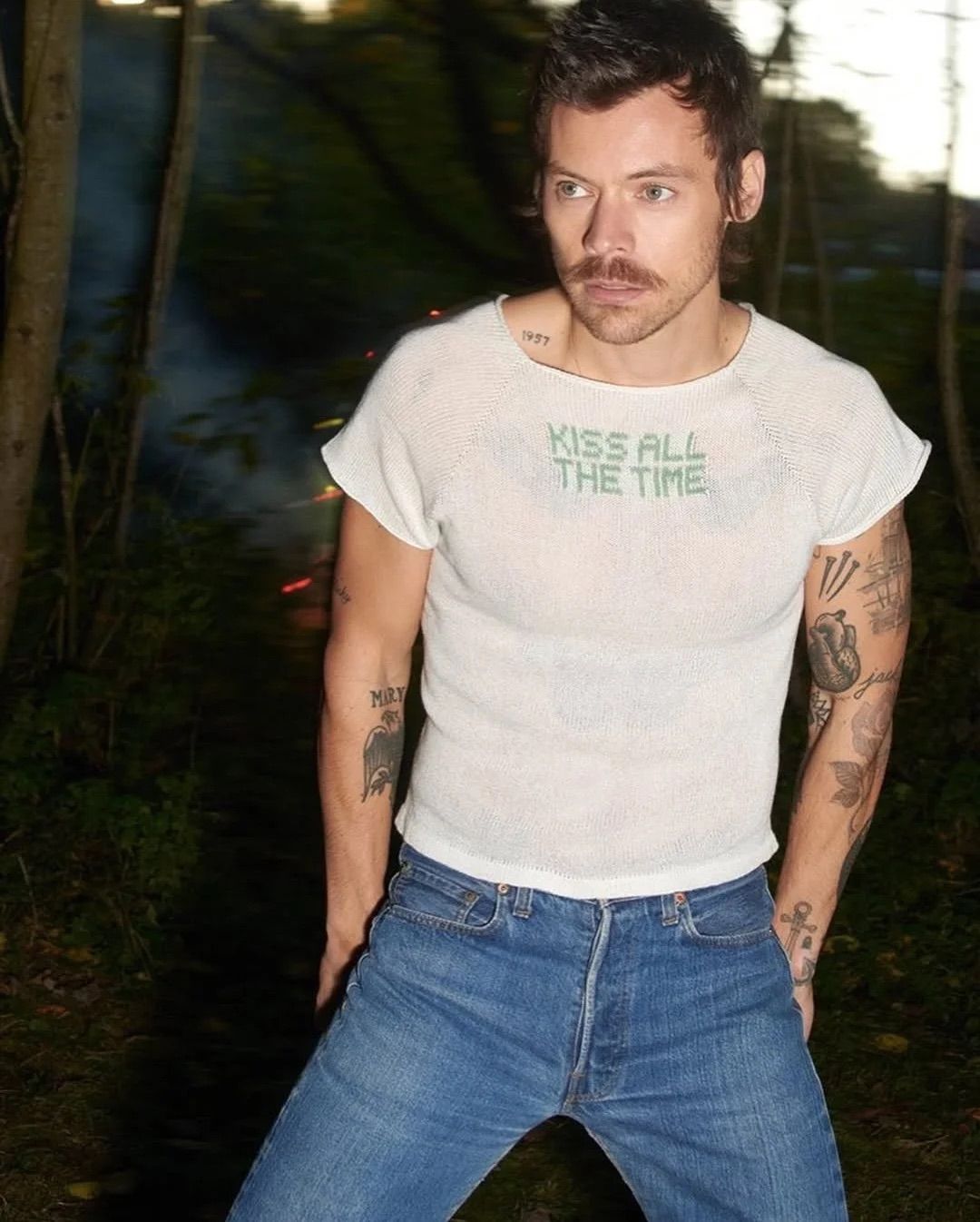 심플한 컬러에 임팩트 있는 문장 하나만 더해도 충분합니다 / 이미지 출처: 해리 스타일스.