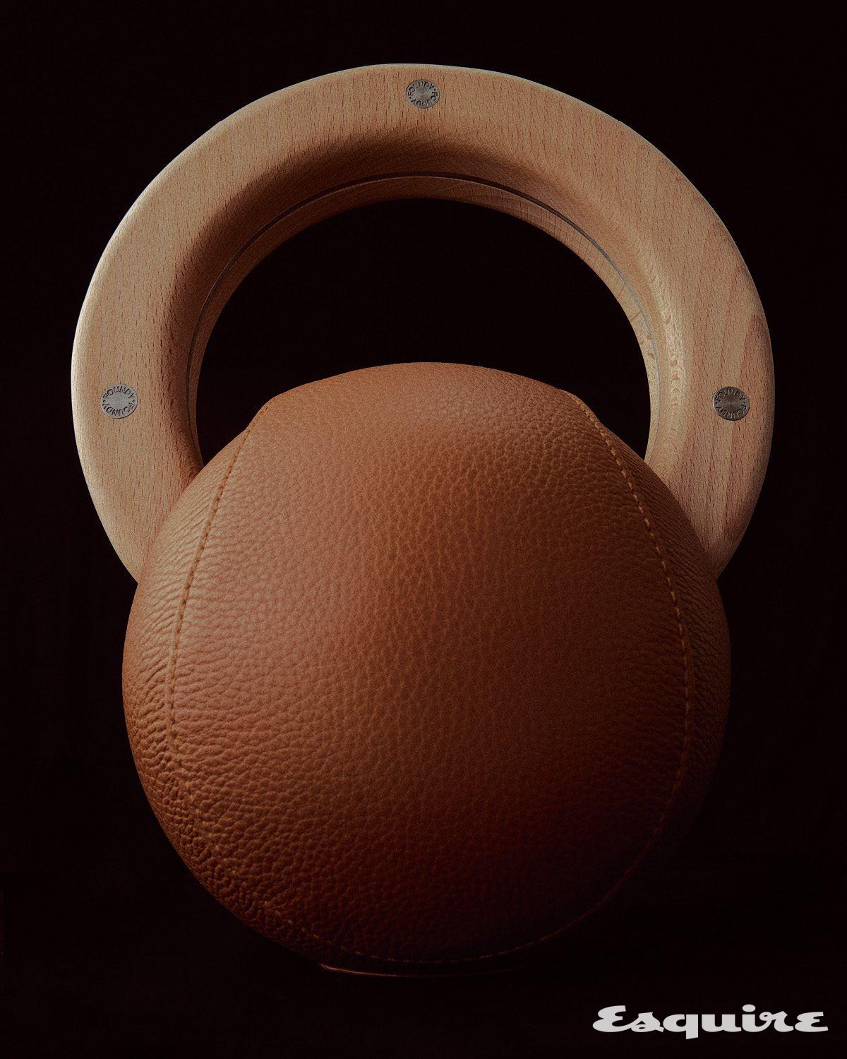 정교한 설계와 소재에서 오는 안정감으로, 움직임의 질을 끌어올린다. 토고 가죽과 원목 핸들로 완성한 에센셜 케틀벨 6kg/158만원 파운디.