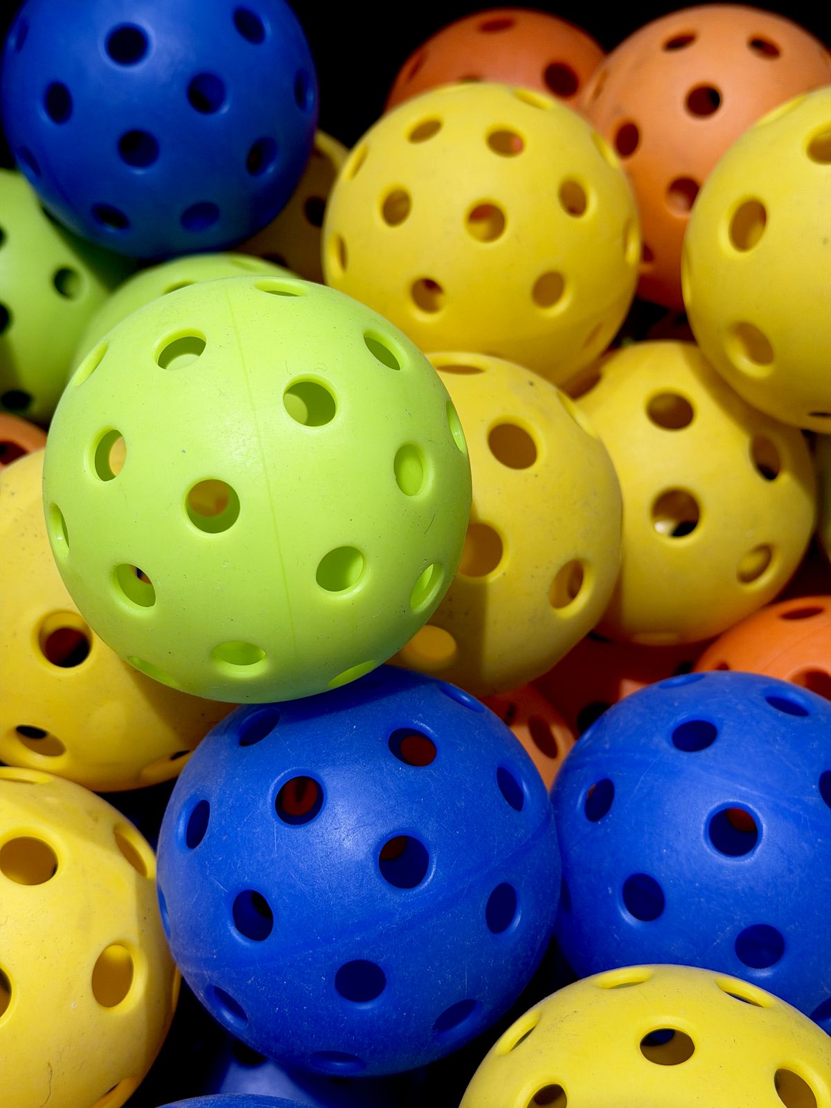 피클볼에 사용되는 플라스틱 공 / 이미지 출처: 필자 촬영