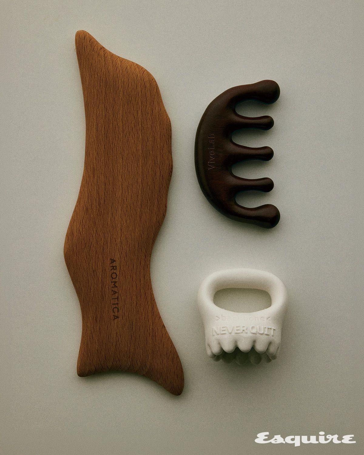 허벅지나 종아리처럼 넓은 부위에 사용하기 좋은 돌고래 보디 괄사 2만3000원 아로마티카. 빗살 형태로 두피 지압에 적합한 스칼프 우드 괄사 9000원 바이브랩. 반구형 돌기로 피부에 깊이 밀착하는 케틀벨 괄사 12만8000원 백본.